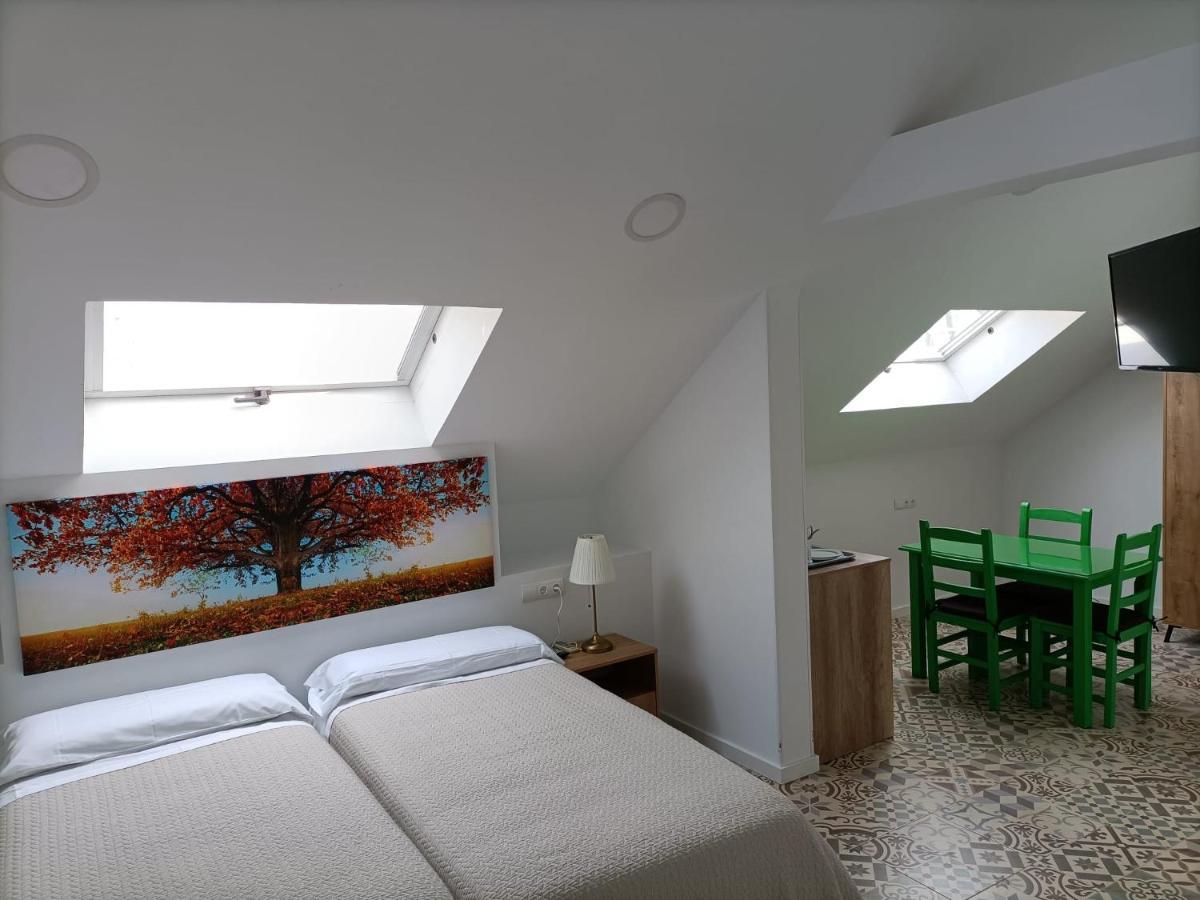 Hostal Las Encinas Villaviciosa de Odon Luaran gambar