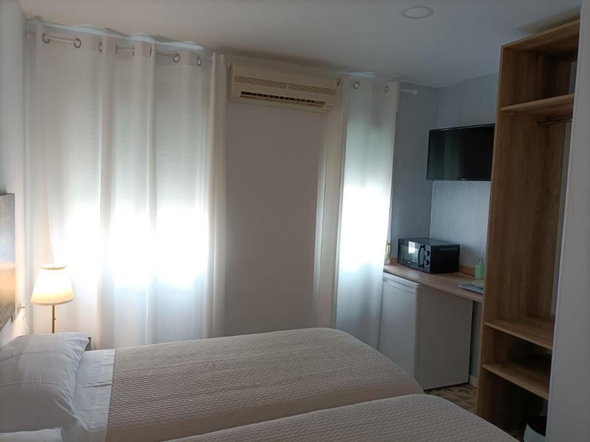 Hostal Las Encinas Villaviciosa de Odon Luaran gambar
