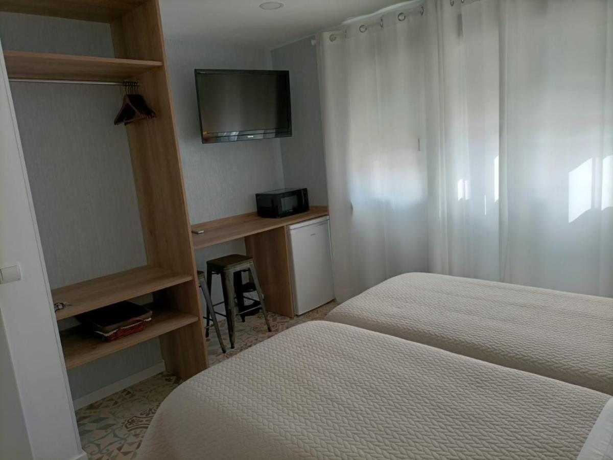 Hostal Las Encinas Villaviciosa de Odon Luaran gambar