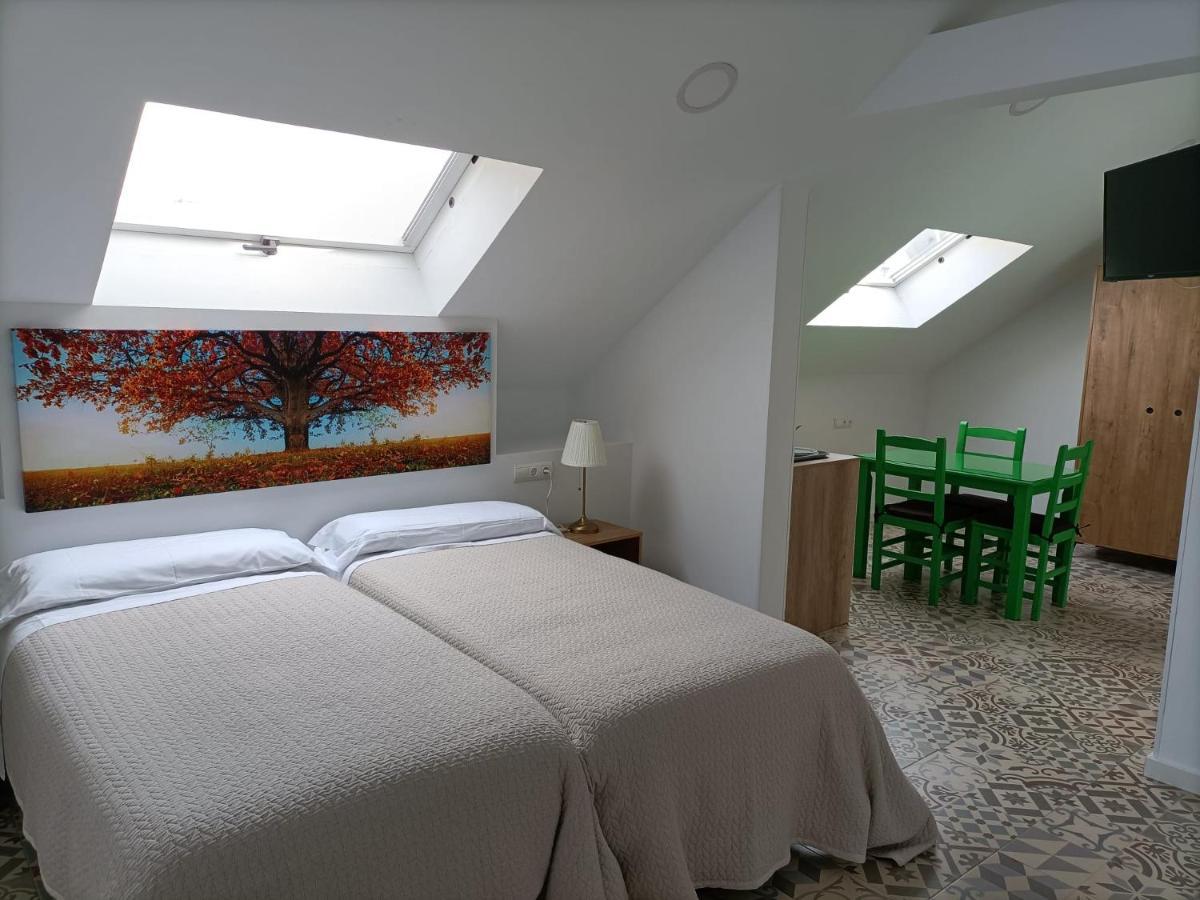 Hostal Las Encinas Villaviciosa de Odon Luaran gambar