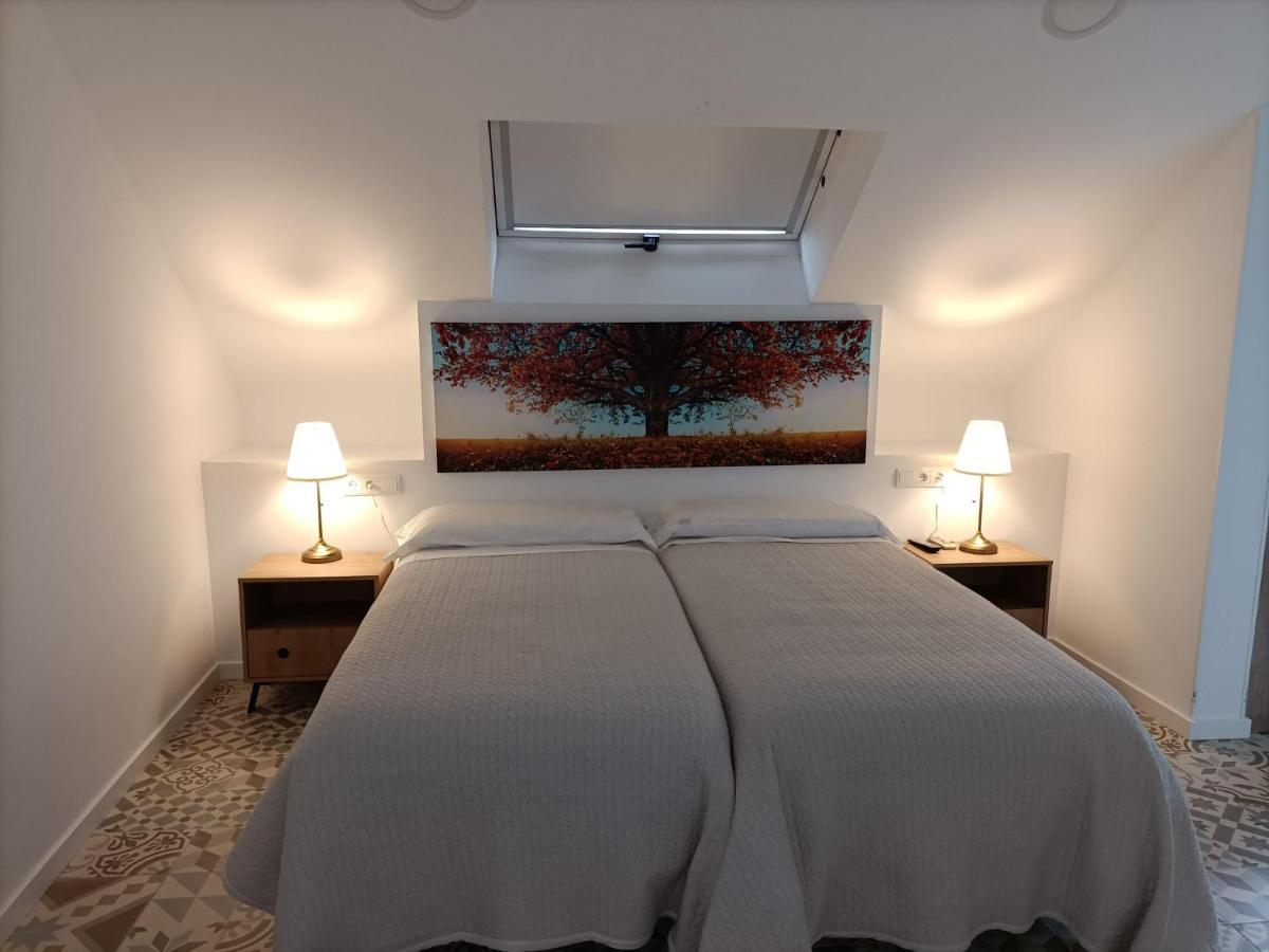 Hostal Las Encinas Villaviciosa de Odon Luaran gambar