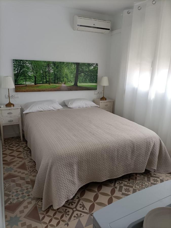 Hostal Las Encinas Villaviciosa de Odon Luaran gambar