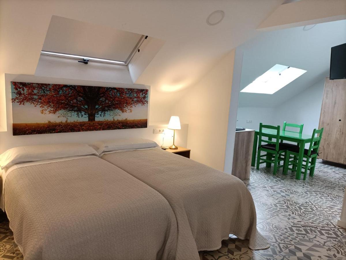 Hostal Las Encinas Villaviciosa de Odon Luaran gambar