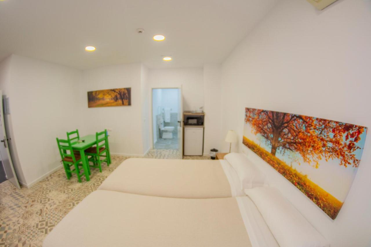 Hostal Las Encinas Villaviciosa de Odon Luaran gambar