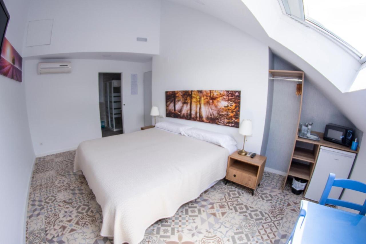 Hostal Las Encinas Villaviciosa de Odon Luaran gambar