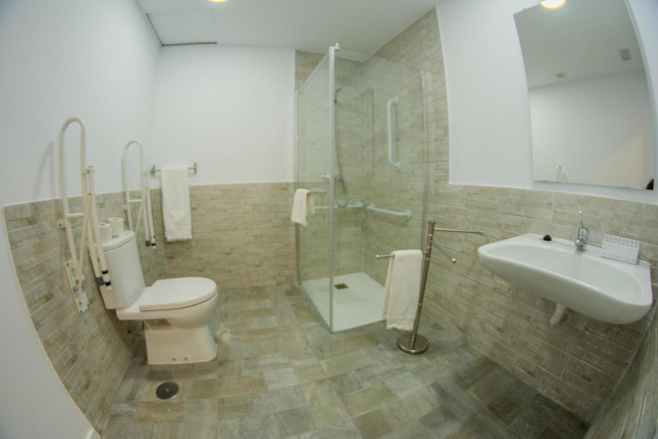 Hostal Las Encinas Villaviciosa de Odon Luaran gambar