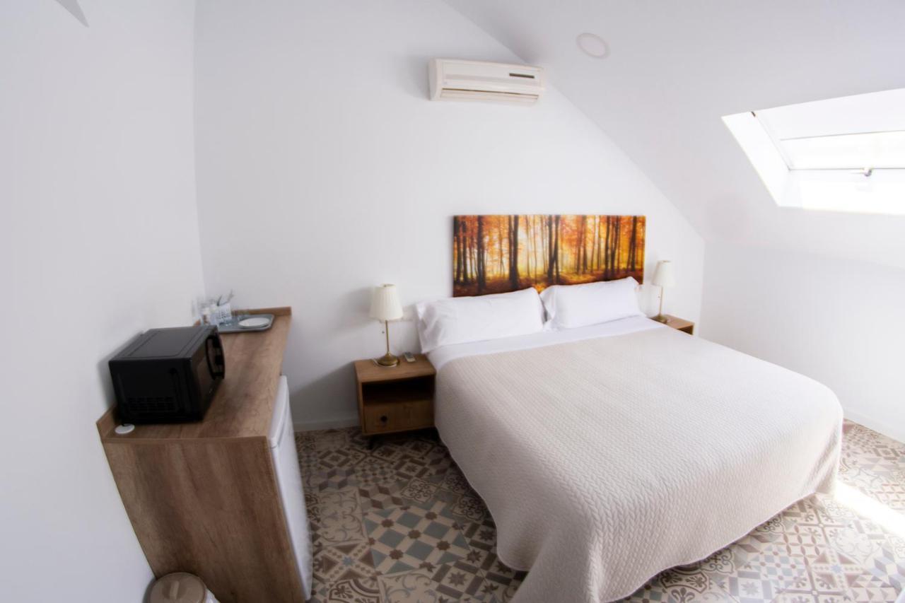 Hostal Las Encinas Villaviciosa de Odon Luaran gambar