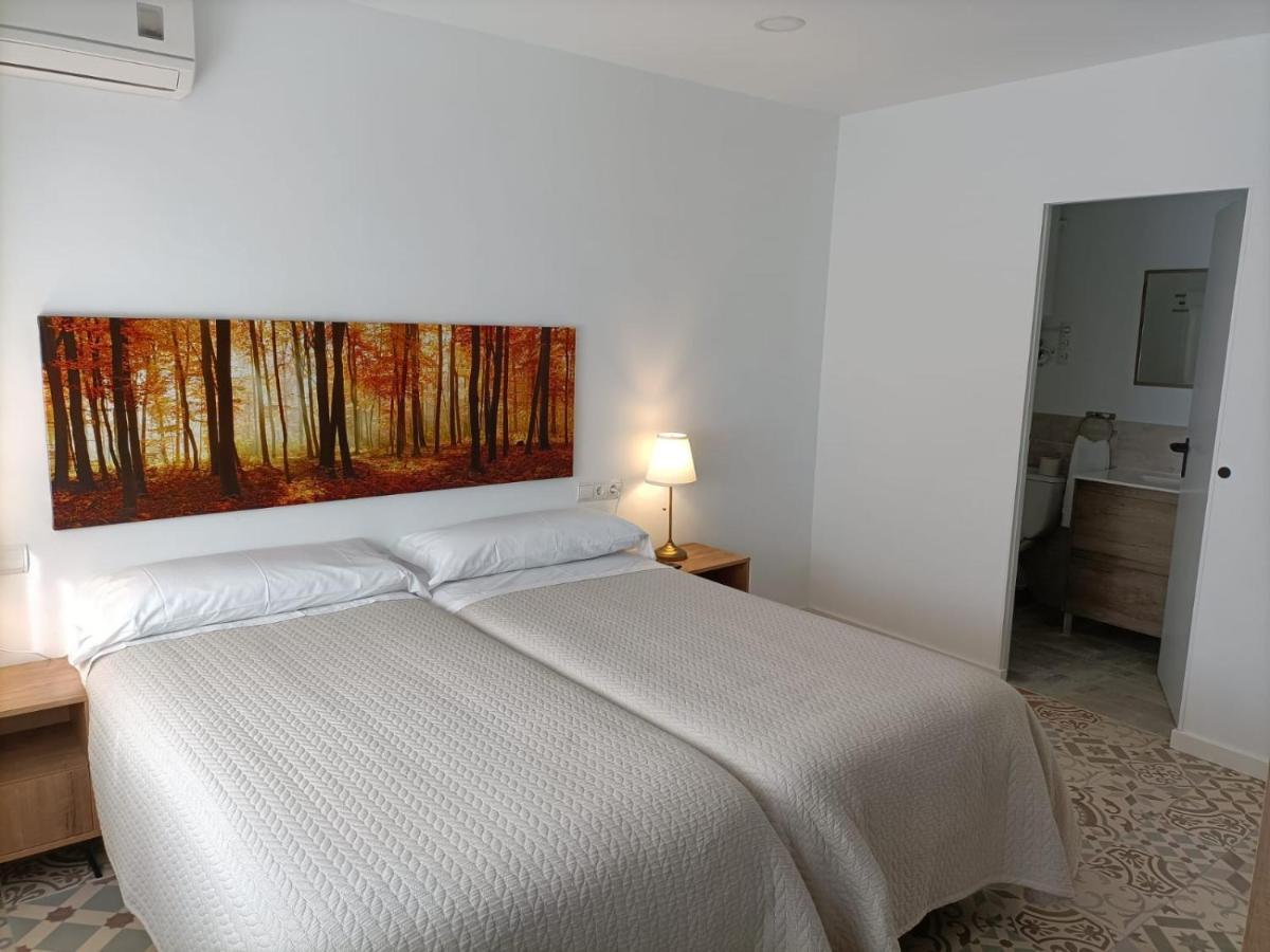 Hostal Las Encinas Villaviciosa de Odon Luaran gambar